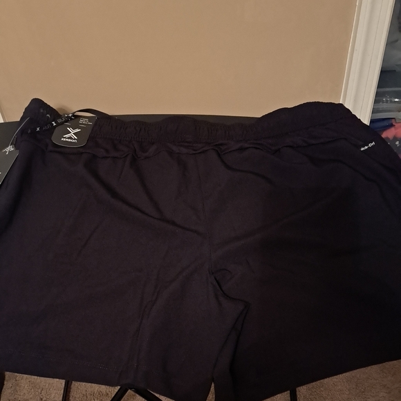 NWT Men's Xersion running short with two zip pockets. No more dangling keys. - Picture 2 of 10